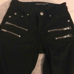  - Fina svarta byxor med låg midja. Köparen står för frakten och betalningen sker via Swish👍