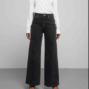 - Säljer dessa ace wide leg jeans från weekday som tyvärr är för korta. Strl 25/32 (byter gärna till längd 34 om någon har). Superfint skick. Möts i Stockholm eller så tillkommer frakt 