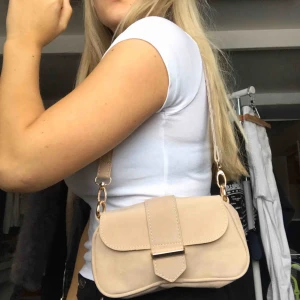  - Superfin baguette väska HELT NY, används tyvärr inte vilket är supersynd då den är så fin!!😩 fråga ifall du har frågor!❤️