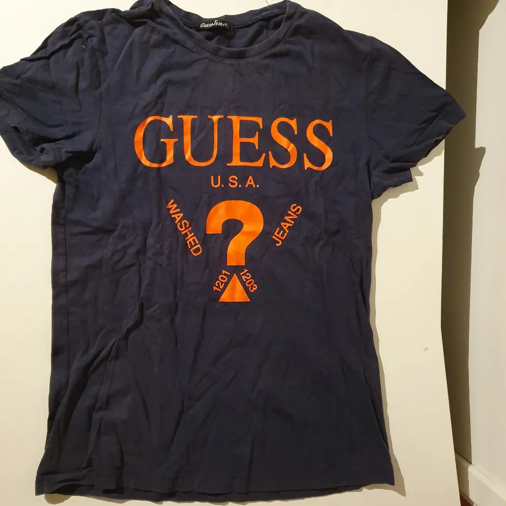 Guess tshirt säljs🔥. T-shirts.