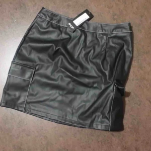  - Fake skinnkjol från Nastygal. Fortfarande prislapp.