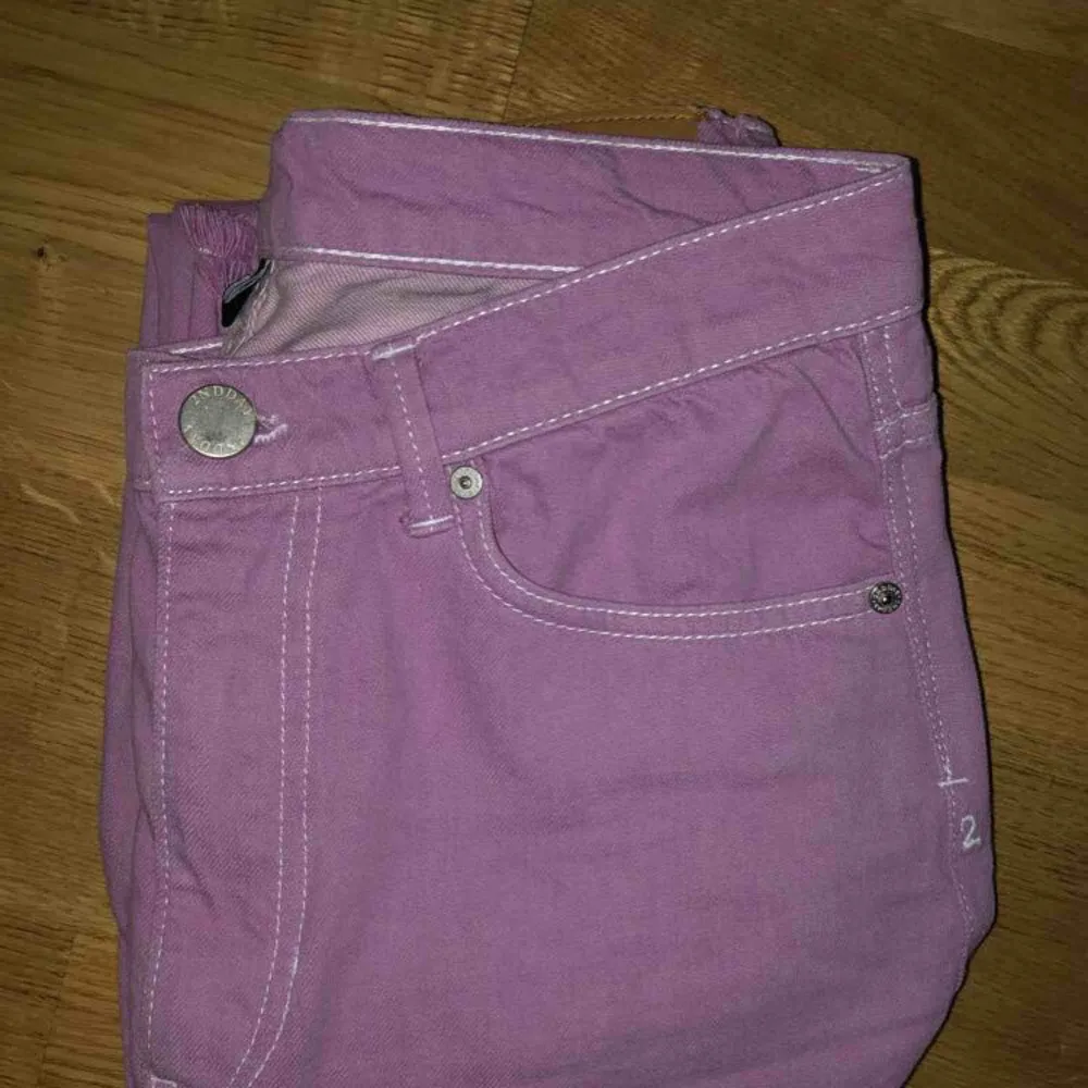 Snygga lila jeans i flare, vet inte exakt stolek men passar för stolek S-M!! Aldrig använda, möts upp i Linköping eller fraktar (fraktkostnad tillkommer)😚. Jeans & Byxor.