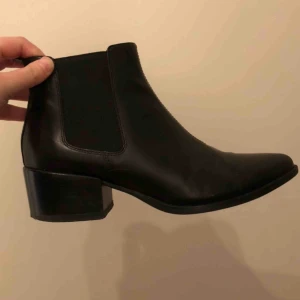  - Supersnygga skor från Vagabond. Använda väldigt lite då jag inte trivs i klack. De är skötta med skokräm och har inte spruckit i skinnet. Det står storlek 40 i dem, men jag som har 39 har kunnat ha dem. Nypris: ca 1200 kr. Frakt tillkommer.