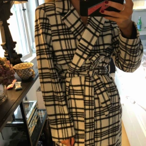  - Supercool kappa som går ner över knäna, kommer tyvärr inte till användning längre 🖤 köpare står för frakt 