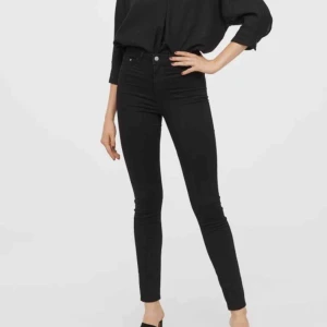  - Raka jeans från H&M Divided. Inte så stretchigt material men de passar XS-S. Köpte för drygt ett år sedan men knappt använda, så de är i bra skick.