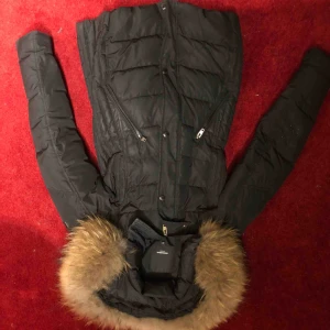  - Rock & Blue vinterjacka med äkta päls. Snygg stor päls, varm o skön jacka