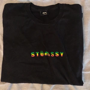  - Stussy tee Medium  Mötas upp i Norrköping eller köparen står för frakten 