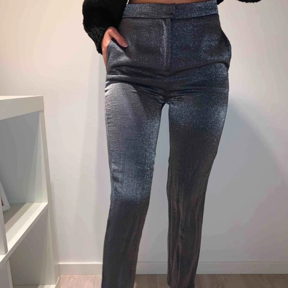 Silverglittriga kostymbyxor, perfekta till nyår!. Jeans & Byxor.