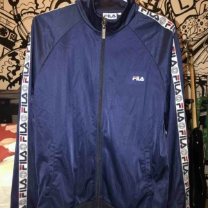  - Skitsnygg blå fila tracktop/tröja ish. Nypris är 699 kr. Möta upp i Stockholm eller köparen står för frakt💞💞💞