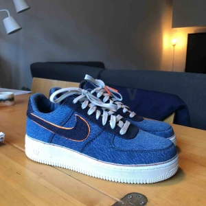  - Helt oanvända Nike air force i jeans :) perfekta för hösten 