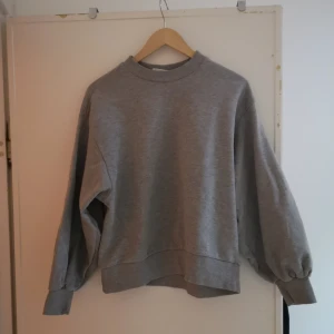  - Tröja från Weekday, lite oversize med ballongärmar. Jättefin och använd ca 3 gånger. Möts i Stockholm eller fraktar för 50kr