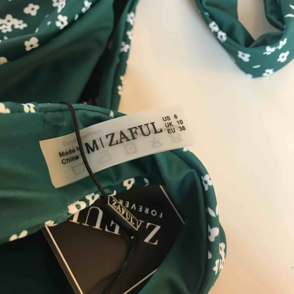 Jättesöt mossgrön bikini i M från Zaful. Säljer den då den är lite för stor för mig mig (ligger oftast mellan S och M). Lappen är kvar samt skyddet i bikiniunderdelen. Hör av dig för frågor, köparen står för frakt. . Övrigt.