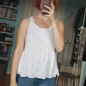  - Tjockt linne i vit spets. Välanvänd men i bra skick!