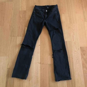  - Byxorna är ”low Waits” och boot cut!