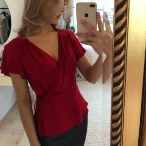  - Jättesnygg blus från Zara i silkmaterial. Verkligen jättefin och sitter som en smäck, men kommer tyvärr aldrig till användning. Helt ny!