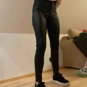  - Ett par skinn byxor från H&M tajta och stretchiga höga i midjan