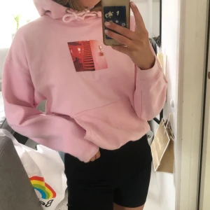 Hoodie - En rosa hoodie med tryck på bröstet från carlings. Storlek XS och är i fint skick. Frakt ingår ej i priset! Hör av dig om du är intresserad.  Budet ligger på 250kr