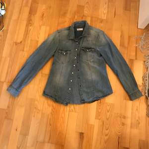 Denim skjorta i storlek 38. Skriv för mer info