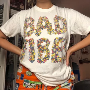 UNIF tshirt - Jättesöt tshirt från det populära märket UNIF. Den är i storlek XS, men är även lite oversized på mig som har M i bilden. Den är oroligt bekväm. Frakten betalas av köparen eller så möts jag i centrala stockholm.💘 pris kan diskuteras:)