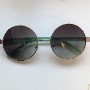 Solglasögon  - Porto 22kr.