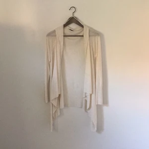  - Fin, naturvit cardigan från H&M. Använd en gång.  50% akryl, 50% viskos, lätt och skönt tyg. Fin till hösten! 