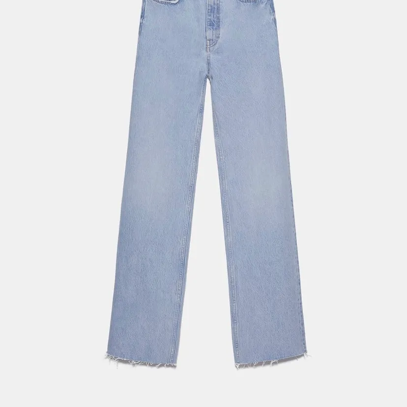 Säljer mina absolut favorit jeans från zara. Dom är tyvärr för små för mig. Dom är även i toppskick. Köparen står för frakten som är 70kr💞💞💞jag är 170cm lång och dom sitter perfekt men dom går klippa🥰🥰högsta bud är 390. Jeans & Byxor.