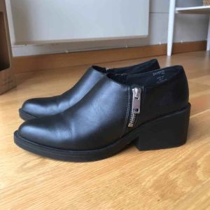  - Väldigt snålt använda skor (ca 1-2ggr) från Divided, strl 38. Dragkedjorna funkar bra och inte en enda repa i skinnet (ej äkta läder). Cool form med de lågt skurna sidorna och det spetsiga framtill. Frakt tillkommer på 72kr 🖤