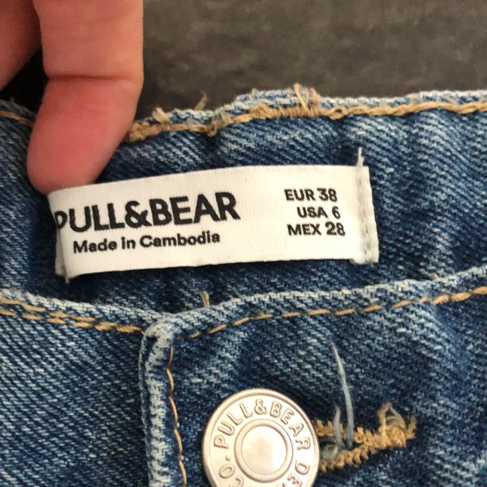 Jeansen kommer ifrån Pull & bear och är i strl 38. Jeansen säljs pga lite stora. Köptes december 2019. Slitningar längst ner av byxan.. Jeans & Byxor.