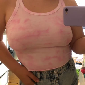 Rosa tiedye linne - Säljer linnen som jag färgat själv till detta fina molnmönstret! Storlek S är på bilden, men allt från xxs går att lösa! Frakt på 25 kronor tillkommer💗