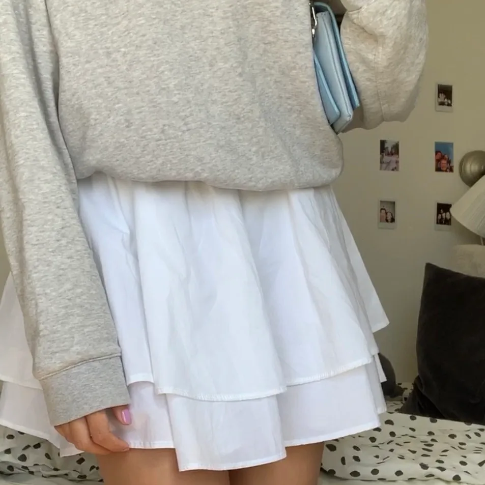 Superfin kjol från Weekday! Den är storlek 38 men passar även mig som är 34/36 💕 Möts tyvärr inte upp så köparen står för frakten! Buda gärna :). Kjolar.