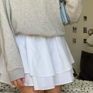 Superfin kjol från Weekday! Den är storlek 38 men passar även mig som är 34/36 💕 Möts tyvärr inte upp så köparen står för frakten! Buda gärna :)