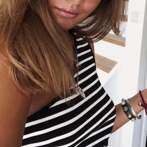 Randigt oneshoulder topp - Skitsnygg randig topp, one shoulder. 