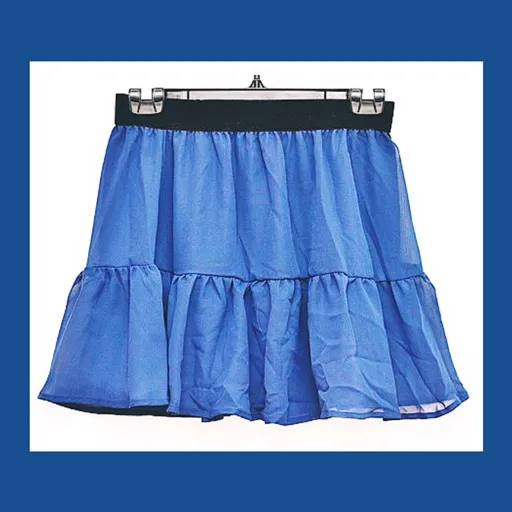 Mörkblå midjekjol i mycket gott skick, är mindre i storleken (40). Skirt tyg och sidenband runt midjan. Kommer från H&M.. Kjolar.