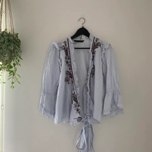 Zara skjorta - Fin skortja i väldigt bra skick. Använda bara ett pr gånger. Storlek M.