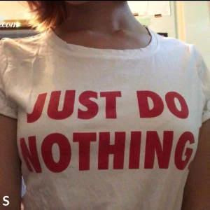 Vit tröja  - En vit tröja med tryck från New yorker. Använd fåtal gånger. Kan mötas upp i Ängelholm och frakta köparen står för frakt. BUDA!!!