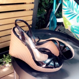 Gucci kilklack 39 - Nästan aldrig använda. Opererat båda fötter så de är för höga. Nypris ca 6000kr. Stl39. Svarta