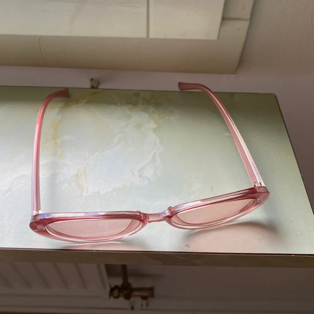 Ett par solglasögon från Junkyard i färgen rosa. Har köpt dem begagnat på Tise! I jättefint skick, det enda som är är att de är lite tröga när man stänger ihop dem. Inget som stör enligt mig ☀️ Frakten går på 11:-!. Accessoarer.
