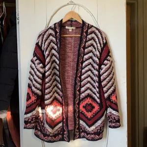 Kofta / Cardigan  - Supermysig och vacker kofta från märket ”Staring at stars” köpt på Urban Outfitters ✨ Väldigt fint mönster och passform. Inga knappar, dragkedja eller fickor. 