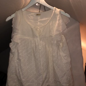 Blus från Hollister - Gullig gräddvit topp/linne/blus från Hollister! Endast använd 2-3 gånger. Absolut i nyskick!! Frakt tillkommer (63 kr)🌸💞🌺