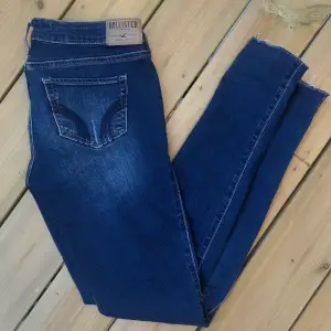 Mörkblåa jeans från hollister😍 | Tighta och lågmidjade i stretchigt material | Storlek 1, w25 | Fraktkostnad tillkommer💙