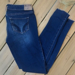 HOLLISTER JEANS MED HÅL - Mörkblåa jeans från hollister😍 | Tighta och lågmidjade i stretchigt material | Storlek 1, w25 | Fraktkostnad tillkommer💙