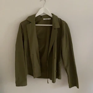 NA-KD - Säljer en fin skjorta/tunnare blazer från NA-KD, aldrig använd, köparen står för frakten! 💓 strl Xs, sitter dock som en S! 