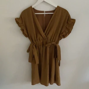 Zara klänning - Säljer en supersöt klänning från zara som jag aldrig använt! Sitter som en S! Köparen står för frakten! Buda gärna! 💓 