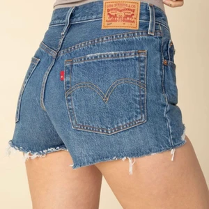 Levi’s shorts - Ett par levi’s 501 jeansshorts. Väldigt bra skick, använt de max 5 gånger och säljer då de är för små. Storleken är W24.