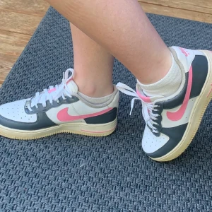 Custom Nike Air Force1 strl 38 - Custom made Nike air force i storlek 38. Skriv gärna i kommenterarna vad du har för storlek så ska jag försöka göra i även din storlek!