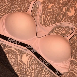 Sport bh - Den svarta är såld❤️ den vita är kvar säljer den för 60kr och om frakt diskuterar vi privat❤️