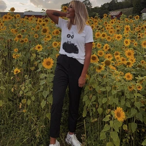 Byxor ifrån nakd - Randiga byxor ifrån nakd som tyvärr är alldeles för korta för mig. Är 178 cm lång och skulle nog säga att de passar någon under 165/170 cm beroende på hur man vill att dom ska sitta. Endast använda vid 1 plåtning 🌸