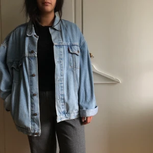 Snygg Levi’s jeansjacka - Riktigt snygg oversized jeansjacka från Levi’s. Kan tänka mig att sänka priset vid snabb affär. Köparen betalar frakt.