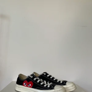 Converse x Comme des garçons skor - Säljer ett par Converse x Comme des garçons skor eftersom de inte kommit till användning och endast andvänts vid ett fåtal tillfällen. Säljer för att de förstora för mig. Köpare står för frakt. BUDGIVNIG 