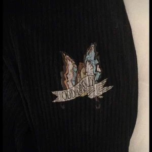 Odd molly ribbad topp -  Svart Odd molly topp som är ribbad. Säljes pga jag ej använder längre. Hoppas någon annan kan få nytta av den! 